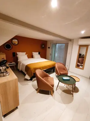 Un ou plusieurs lits dans un hébergement de l'établissement Gte du Moulin Brochat 4 toiles avec espace jacuzzi commun