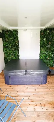 Coin salon dans l'établissement Gte du Moulin Brochat 4 toiles avec espace jacuzzi commun