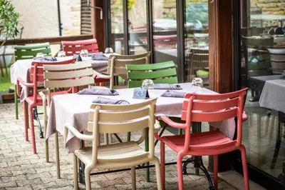 Restaurant ou autre lieu de restauration dans l'établissement hotel du commerce