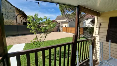 Jardin de l'établissement gite récent, piscine privative