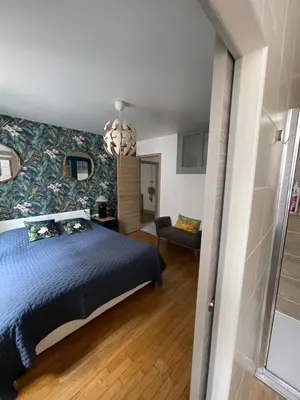 Un ou plusieurs lits dans un hébergement de l'établissement Liberté et Confort, appartement entier, moderne avec 2 chambres et cuisine équipée au coeur de Semur