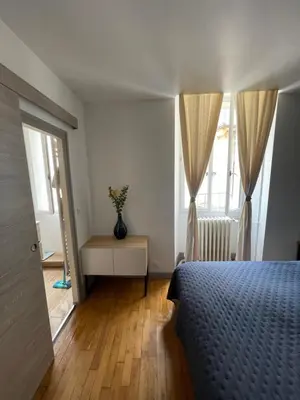 Un ou plusieurs lits dans un hébergement de l'établissement Liberté et Confort, appartement entier, moderne avec 2 chambres et cuisine équipée au coeur de Semur