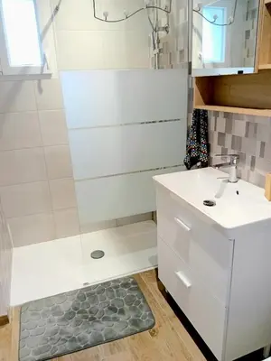 Salle de bains dans l'établissement Les Douglas