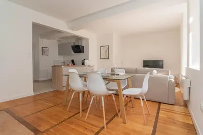 Télévision ou salle de divertissement dans l'établissement Magnifique logement spacieux hyper centre