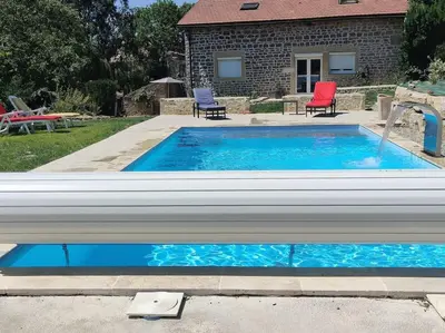 Piscine de l'établissement gîte dans ancien moulin ou située à proximité