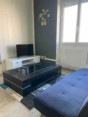 Télévision ou salle de divertissement dans l'établissement Studio spacieux proche du centre ville