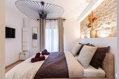 Un ou plusieurs lits dans un hébergement de l'établissement Charmante Maison Climatisée avec son Jardin à 10 minutes de DIJON
