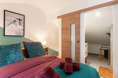 Un ou plusieurs lits dans un hébergement de l'établissement Charmante Maison Climatisée avec son Jardin à 10 minutes de DIJON