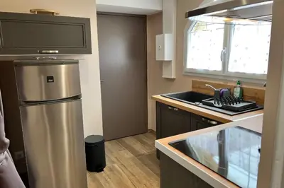 Cuisine ou kitchenette dans l'établissement Studio Lac chalain 30 m2 piscine chauffe
