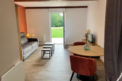 Coin salon dans l'établissement Studio Lac chalain 30 m2 piscine chauffe