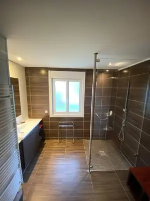 Salle de bains dans l'établissement Maison ossature bois