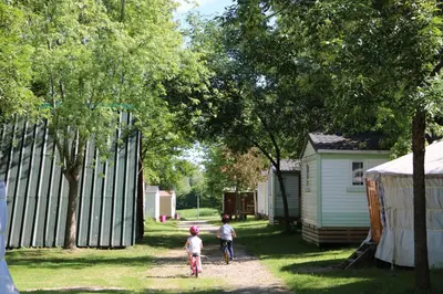 Jardin de l'établissement Camping Domaine de Mepillat