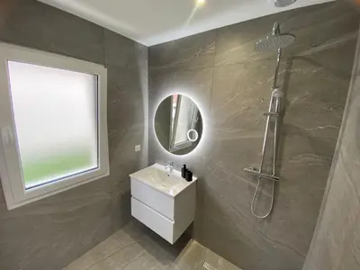 Salle de bains dans l'établissement Maison moderne