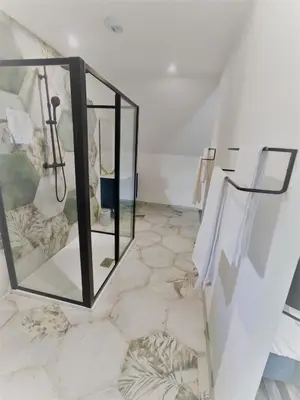 Salle de bains dans l'établissement Le Loft du Moulin Brochat avec espace jacuzzi commun