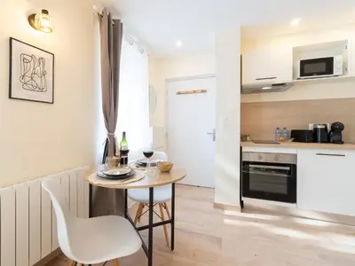 Cuisine ou kitchenette dans l'établissement Le Lotus - Parking public gratuit, wifi haut débit, proche autoroute, gare & centre ville