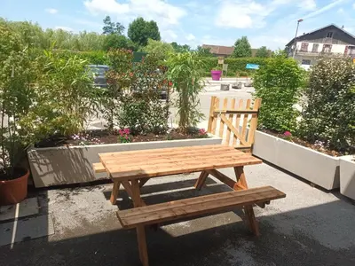 Jardin de l'établissement Gîte 4 personnes proche des cascades du Hérisson