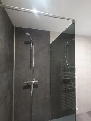 Salle de bains dans l'établissement Gîte 4 personnes proche des cascades du Hérisson