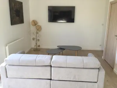 Télévision ou salle de divertissement dans l'établissement Savigny view