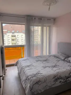Un ou plusieurs lits dans un hébergement de l'établissement Bel appartement spacieux et lumineux de 100m2 au 3e étage avec ascenseur -A 5mn à pied du parc des expositions congrès de Dijon et ENG et 10mn du centre ville place Parking devant l'immeuble