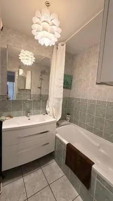 Salle de bains dans l'établissement Bel appartement spacieux et lumineux de 100m2 au 3e étage avec ascenseur -A 5mn à pied du parc des expositions congrès de Dijon et ENG et 10mn du centre ville place Parking devant l'immeuble