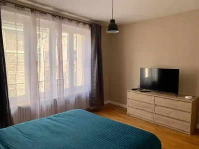 Télévision ou salle de divertissement dans l'établissement Maison Okaina, Sauna, Au centre-ville de Macon