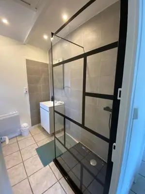 Salle de bains dans l'établissement Maison à Pouilly en Auxois