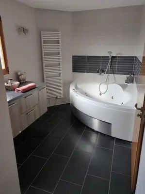 Salle de bains dans l'établissement Maison spacieuse avec billard balnéo piano