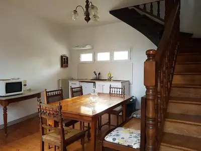 Cuisine ou kitchenette dans l'établissement Maison centre-ville calme avec jardin