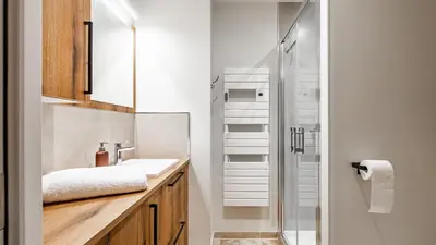 Salle de bains dans l'établissement Aux Fleurs de Darcy Confort Centre Ville