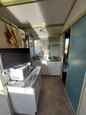 Cuisine ou kitchenette dans l'établissement Cottage flottant terrasse jacuzzi privé en supplément aux Portes de Dijon