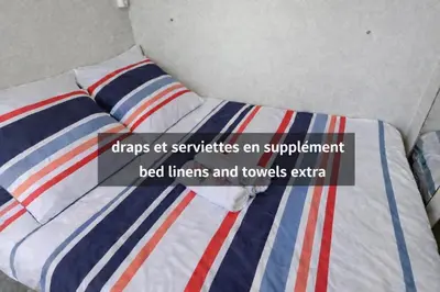 Un ou plusieurs lits dans un hébergement de l'établissement Cottage flottant terrasse jacuzzi privé en supplément aux Portes de Dijon