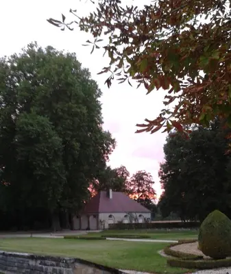 Jardin de l'établissement Le Château de BRESSEY & son Orangerie