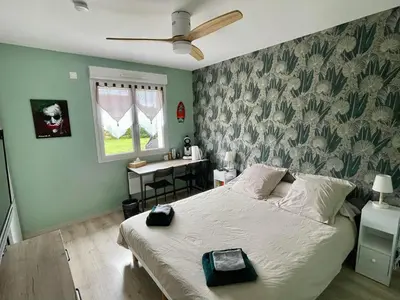 Un ou plusieurs lits dans un hébergement de l'établissement Chambre chez Delphine et Guillaume salle de bain et wc commun