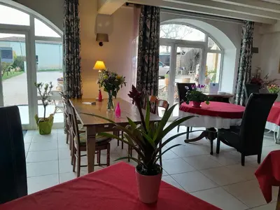 Restaurant ou autre lieu de restauration dans l'établissement La côte des Blancs - Domaine viticole & maison d'hôtes