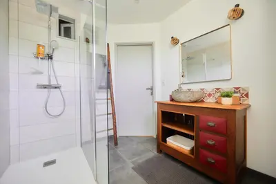 Salle de bains dans l'établissement Chevilyna - cosy - calme-climatisation-jardin-animaux autorisés