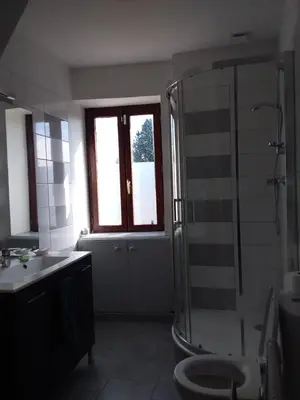 Salle de bains dans l'établissement L'authentique Maison cœur de Ladoix-Serrigny