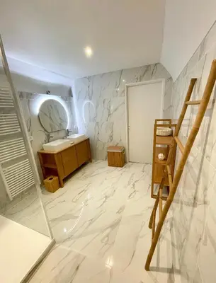 Salle de bains dans l'établissement La voute Doloise - Love room & spa