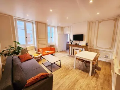 Télévision ou salle de divertissement dans l'établissement Appartement de Louise et Adrien