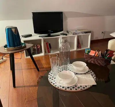 Télévision ou salle de divertissement dans l'établissement Le jardin des Vérottes