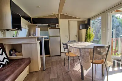 Cuisine ou kitchenette dans l'établissement Mobilhome 3 chambres 6 personnes