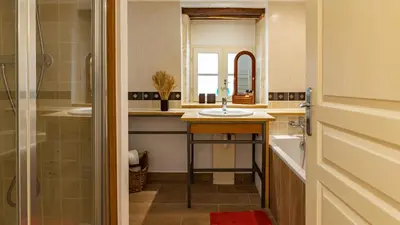 Salle de bains dans l'établissement Le Clos de Pommard