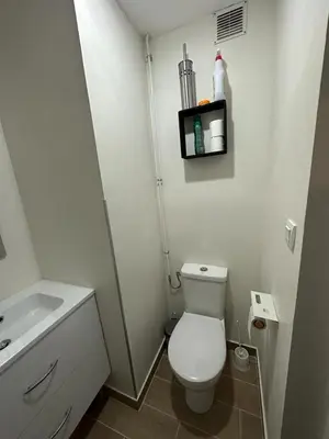 Salle de bains dans l'établissement Carol California