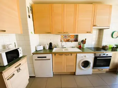 Cuisine ou kitchenette dans l'établissement Charmant appartement avec superbe vue Mâcon centre