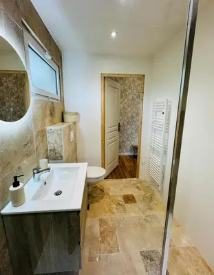 Salle de bains dans l'établissement Cocon Bourguignon