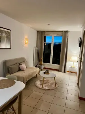 Coin salon dans l'établissement Chez Suzette-Résidence-Piscine-Sauna