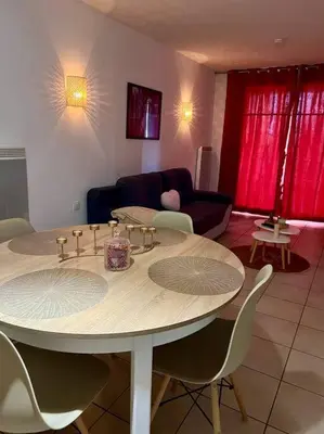 Coin salon dans l'établissement Chez Jack-Résidence-Piscine-Sauna