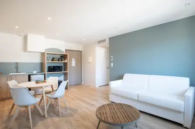 Cuisine ou kitchenette dans l'établissement LOGIS LES CEPAGES / RESTAURANT LE RAISIN