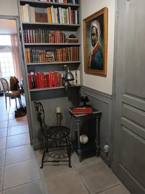 Bibliothèque dans la maison d'hôtes