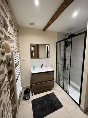 Salle de bains dans l'établissement Duplex belle pierre