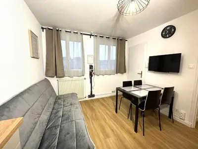 Télévision ou salle de divertissement dans l'établissement LAppart de Droite Confort en ville avec parking privé